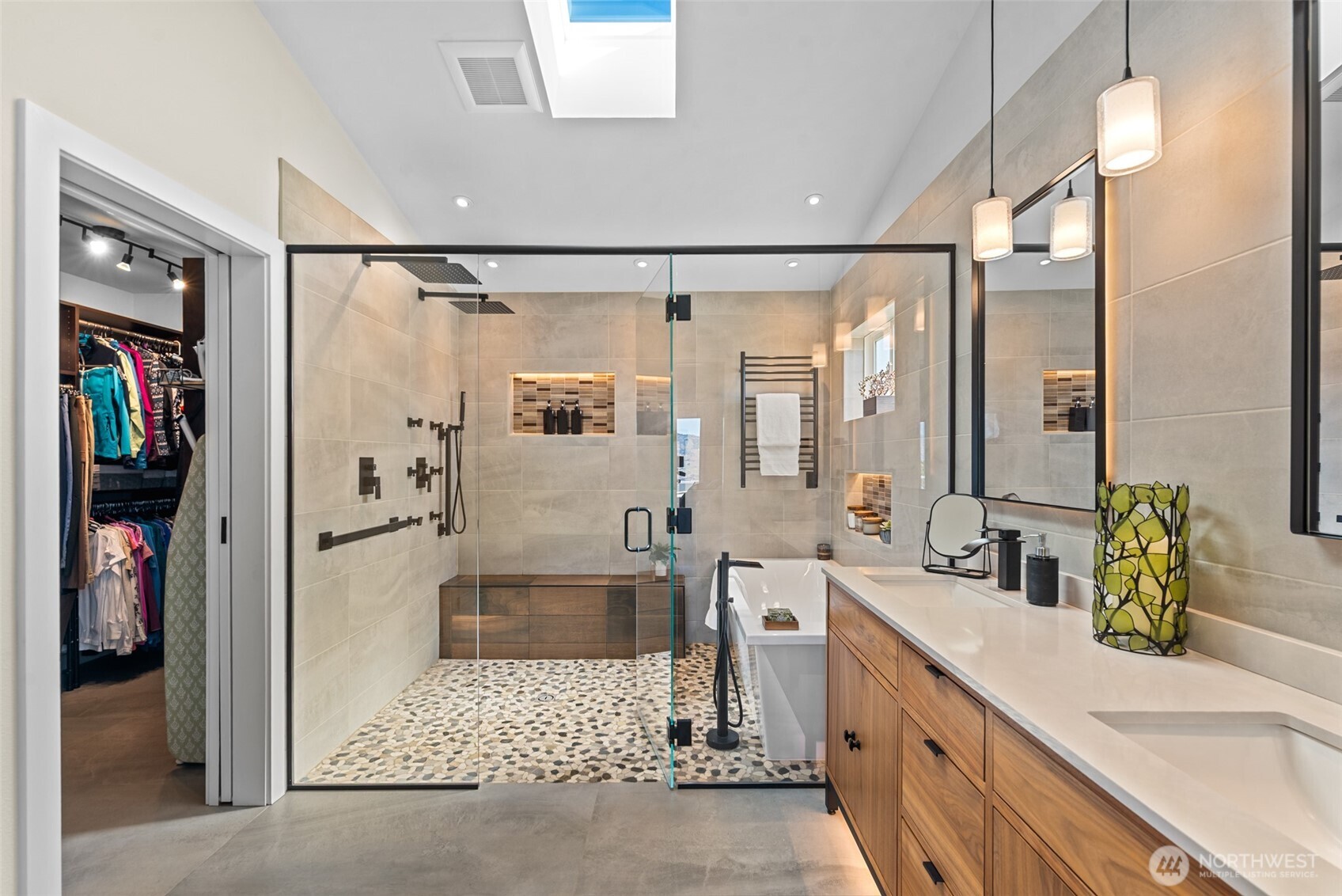 204 Stehekin Way Chelan, WA 98816 - Photo 19 of 40 a bathroom with a tub sink and mirror