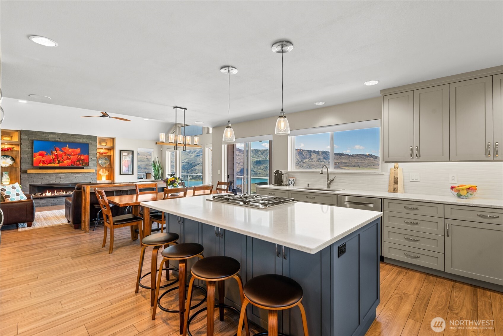 204 Stehekin Way Chelan, WA 98816 - Photo 5 of 40 a kitchen with lots of counter top space