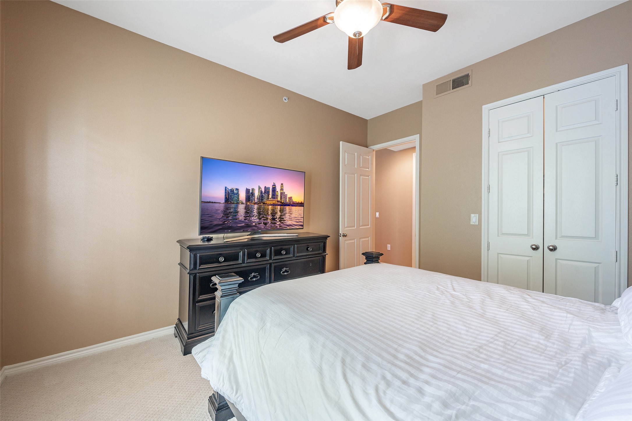 2400 McCue Road, Unit 260 Houston, TX 77056 - Photo 19 of 41 a bedroom with a bed and a flat screen tv