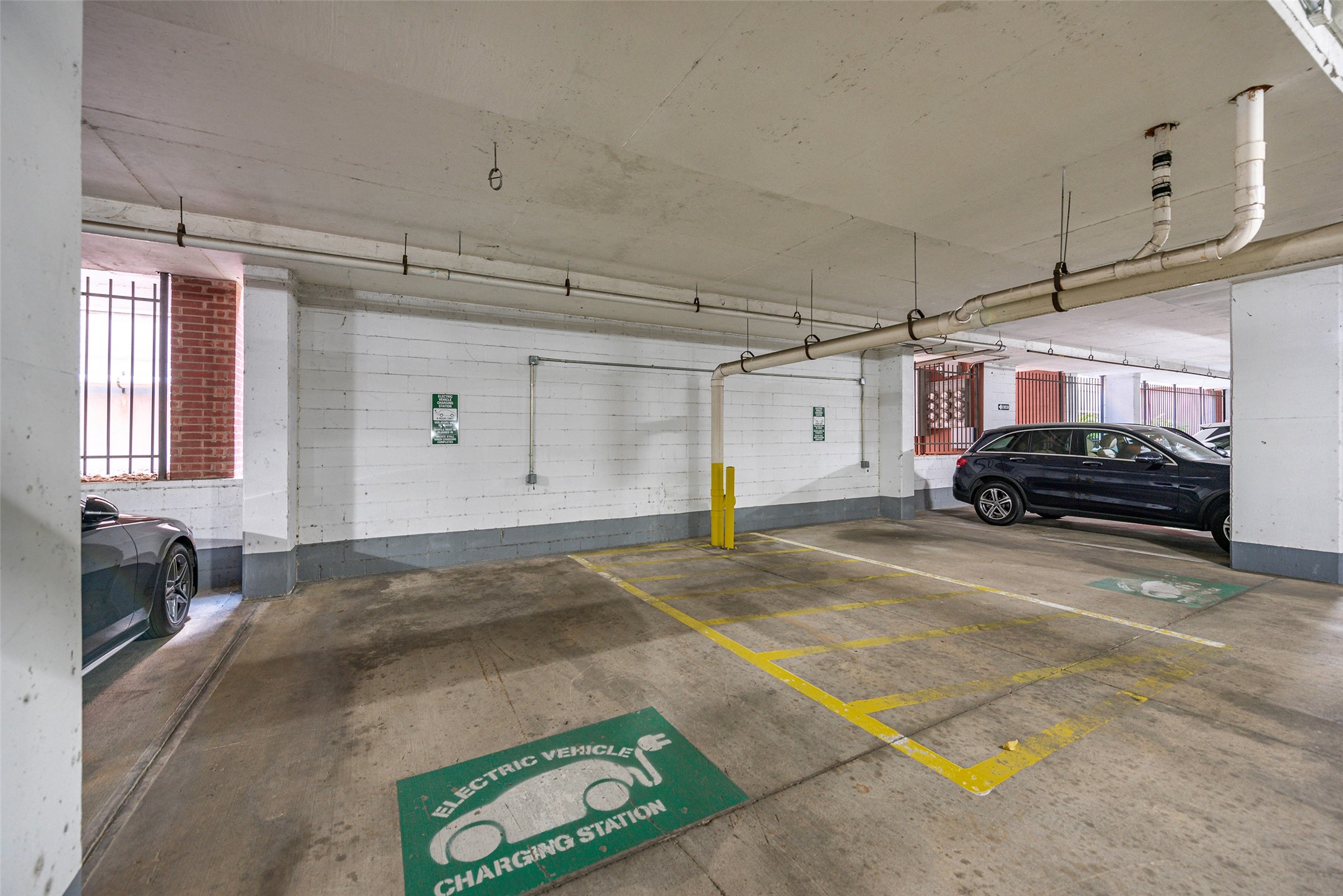 2400 McCue Road, Unit 260 Houston, TX 77056 - Photo 35 of 41 a view of a garage