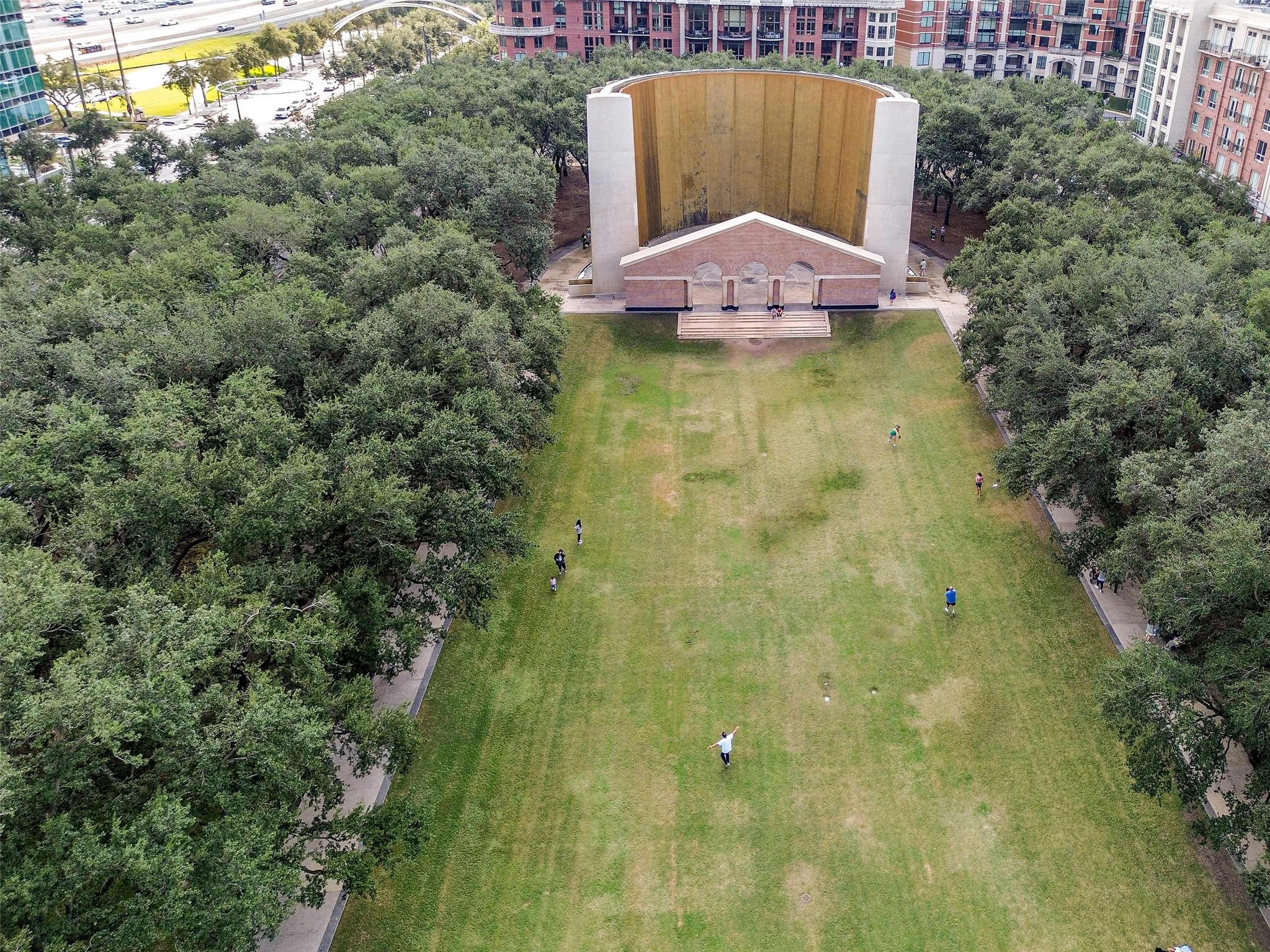 2400 McCue Road, Unit 260 Houston, TX 77056 - Photo 37 of 41 a view of a garden with a small pool