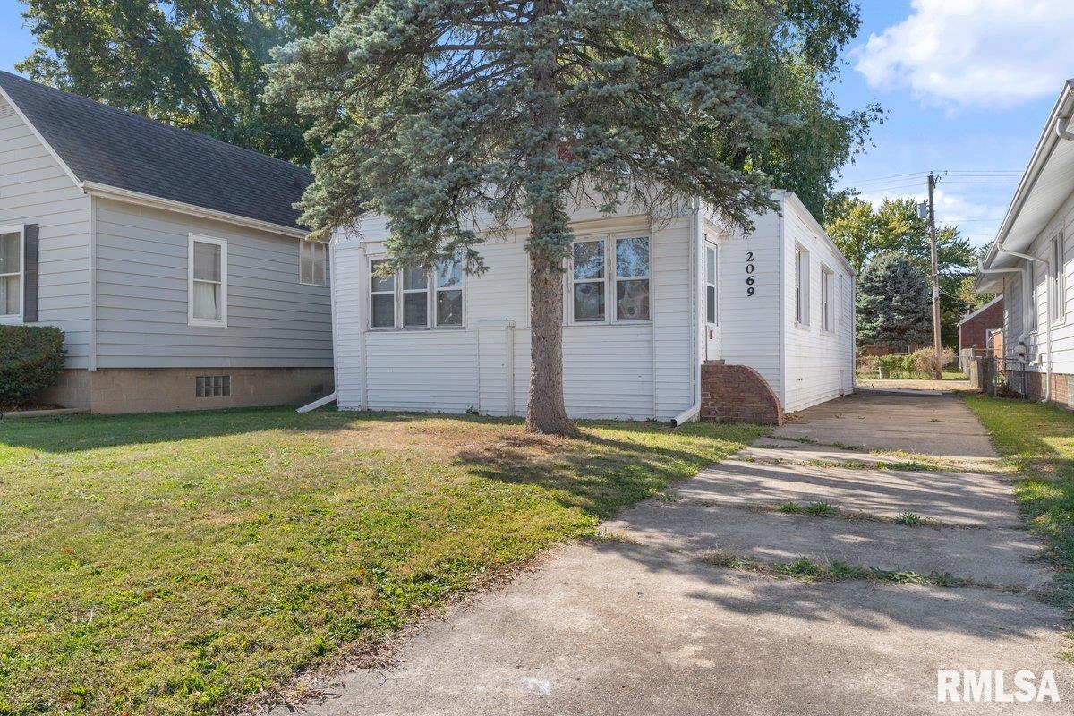 2069 North 8th Street Springfield, IL 62702 - Photo 1 of 24