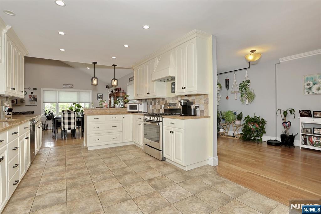 117 Roxbury Road Dumont, NJ 07628 - Photo 10 of 49