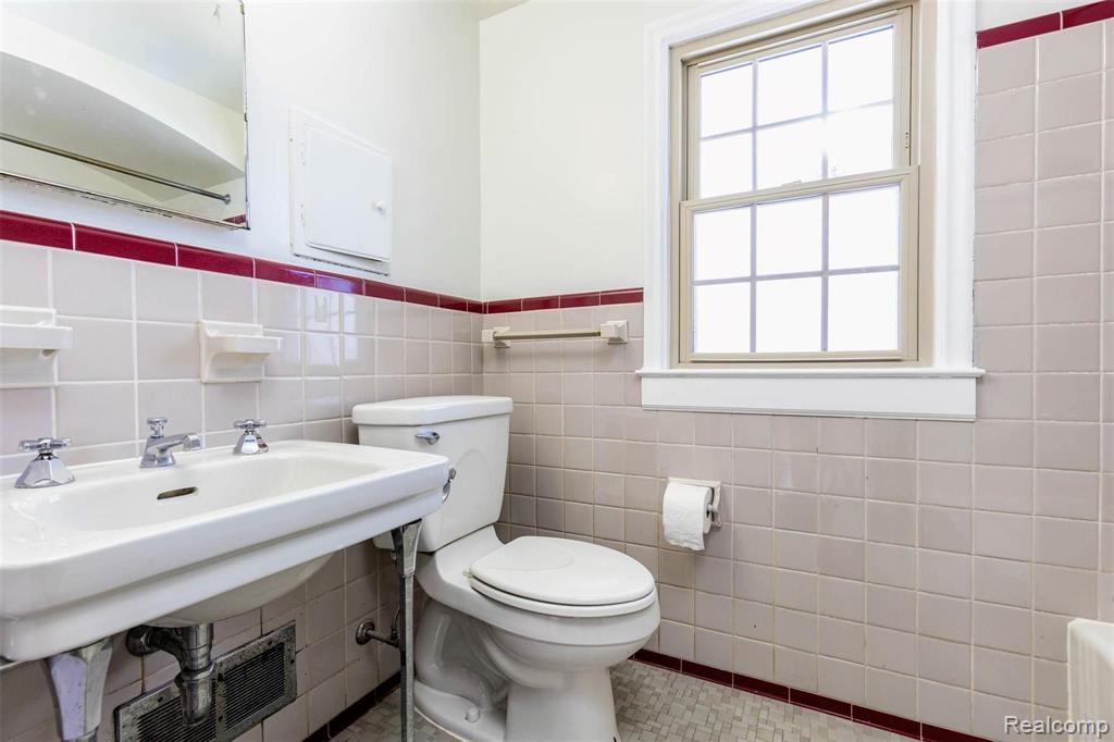1442 Devonshire Road Grosse Pointe Park, MI 48230 - Photo 18 of 48