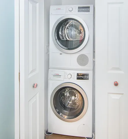 a close up view of a washer and dryer
