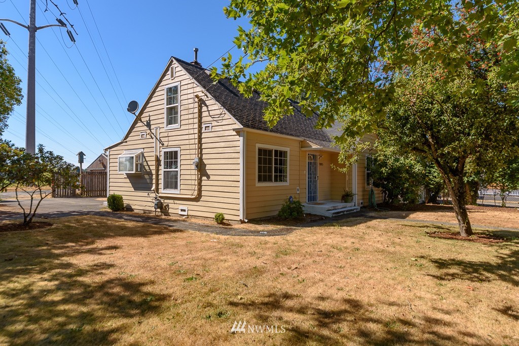 12073 Renton Avenue South Seattle, WA 98178 - Photo 1 of 25 Gallery Image 1