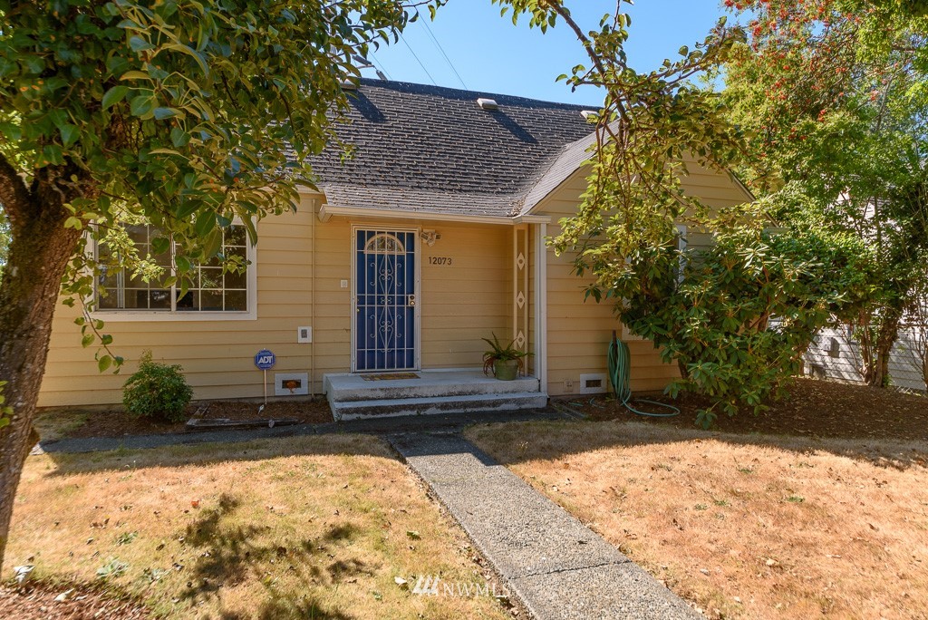 12073 Renton Avenue South Seattle, WA 98178 - Photo 2 of 25 Gallery Image 2