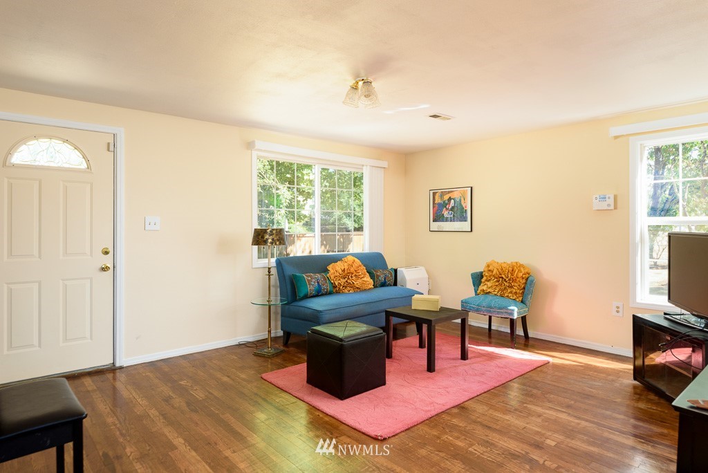 12073 Renton Avenue South Seattle, WA 98178 - Photo 3 of 25 Gallery Image 3