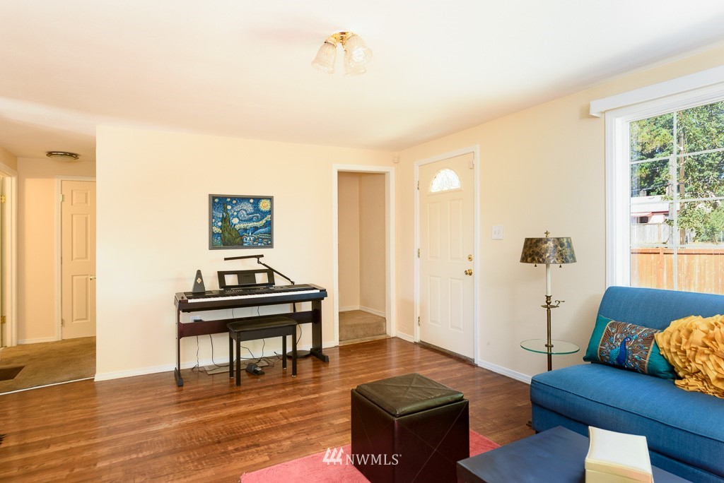 12073 Renton Avenue South Seattle, WA 98178 - Photo 4 of 25 Gallery Image 4