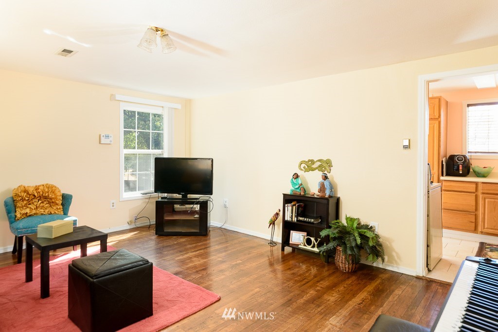 12073 Renton Avenue South Seattle, WA 98178 - Photo 6 of 25 Gallery Image 6