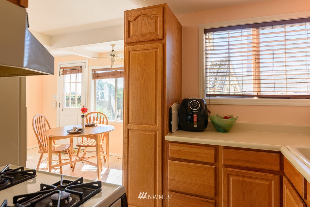 12073 Renton Avenue South Seattle, WA 98178 - Photo 7 of 25 Gallery Image 7