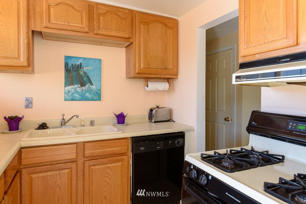 12073 Renton Avenue South Seattle, WA 98178 - Photo 8 of 25 Gallery Image 8