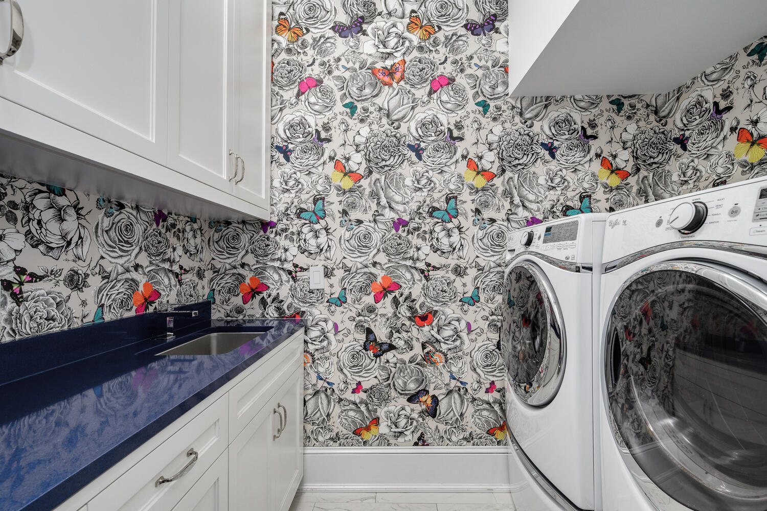 458 West Deming Place Chicago, IL 60614 - Photo 27 of 34 a view of washer and dryer with kitchen in the background