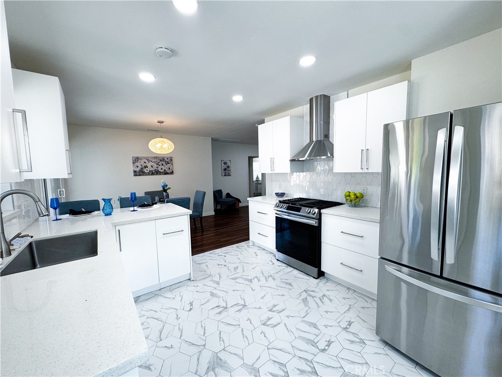 2817 Easy Avenue Long Beach, CA 90810 - Photo 11 of 33 updated modern kitchen