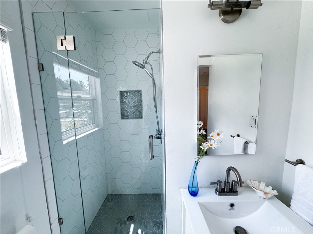 2817 Easy Avenue Long Beach, CA 90810 - Photo 15 of 33