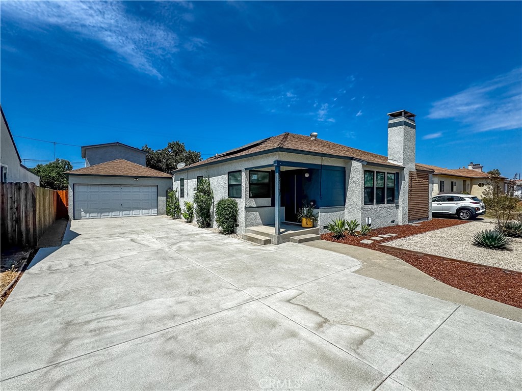 2817 Easy Avenue Long Beach, CA 90810 - Photo 2 of 33 Huge driveway will accommodate multiple cars or RV's