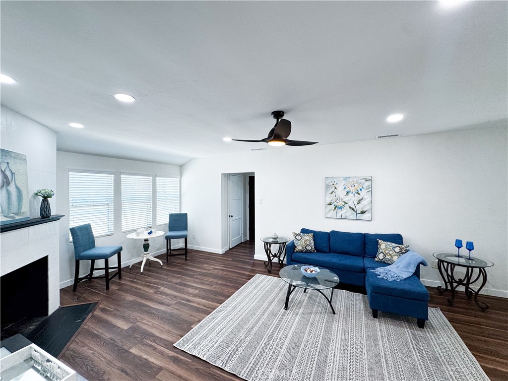 2817 Easy Avenue Long Beach, CA 90810 - Photo 8 of 33 easy care wood look laminate flooring