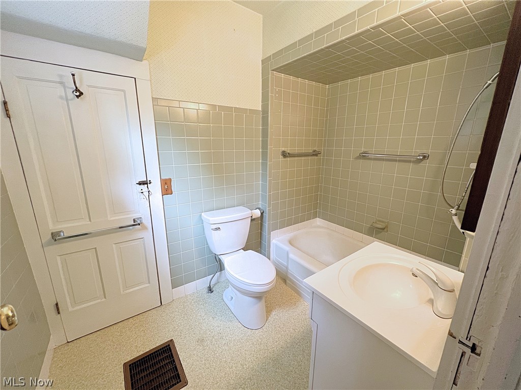 15580 Tavern Road Burton, OH 44021 - Photo 9 of 26