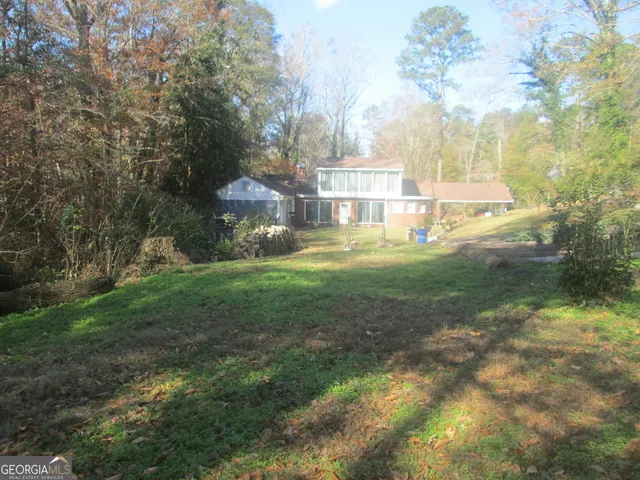 a view of a house with a yard