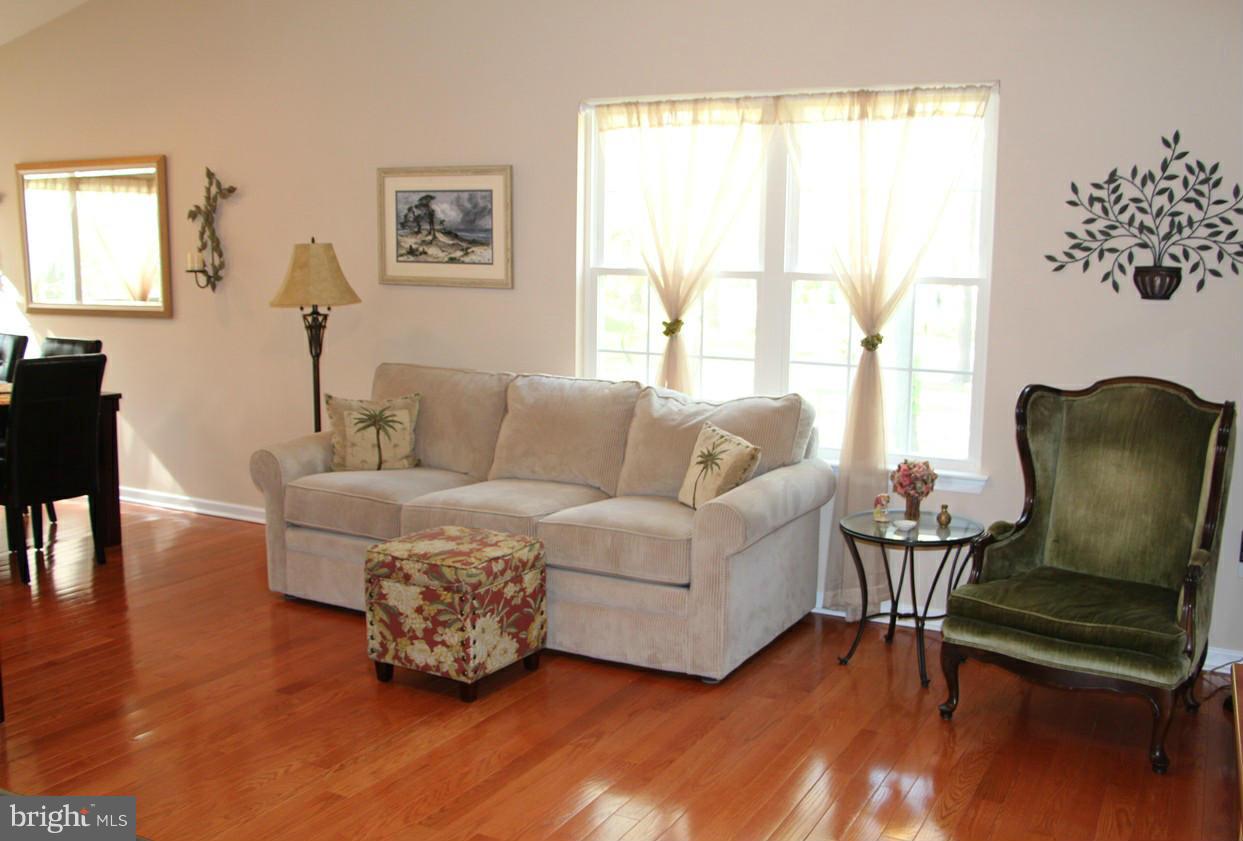 195 Longmoor Road Pasadena, MD 21122 - Photo 5 of 15 Living Room