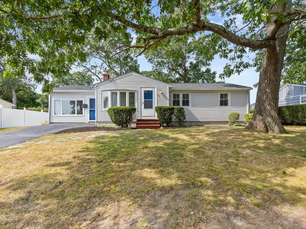 147 Moccasin Drive Warwick, RI 02889 - Photo 2 of 32