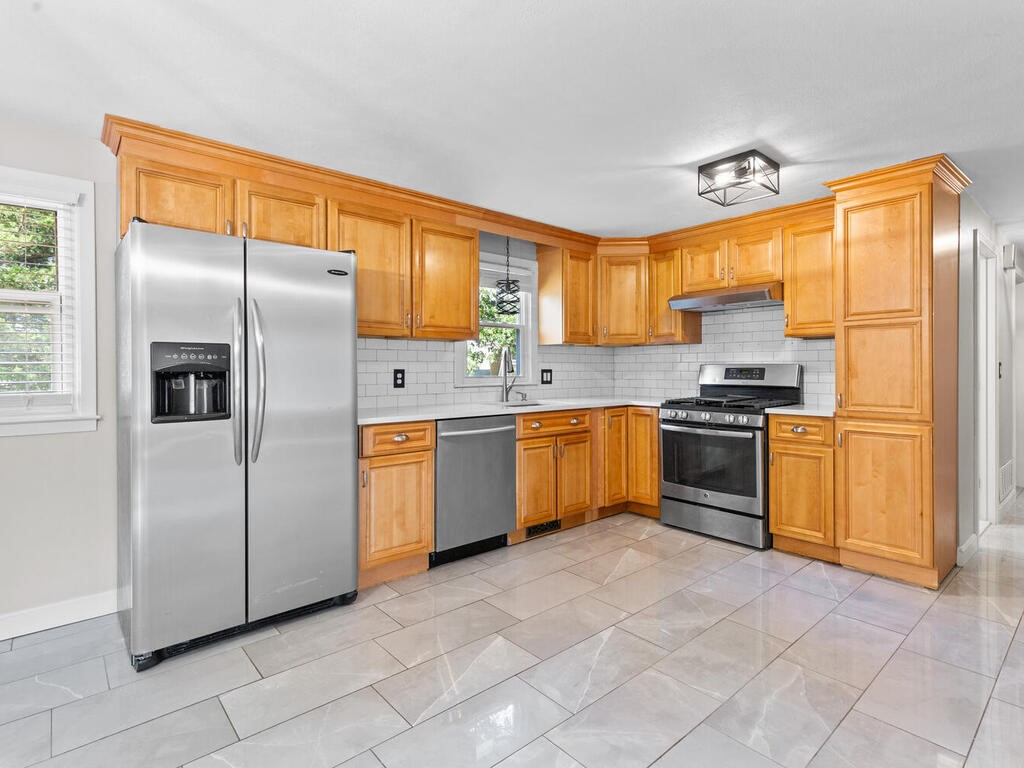 147 Moccasin Drive Warwick, RI 02889 - Photo 8 of 32