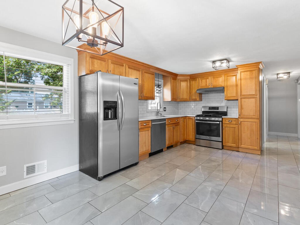 147 Moccasin Drive Warwick, RI 02889 - Photo 9 of 32