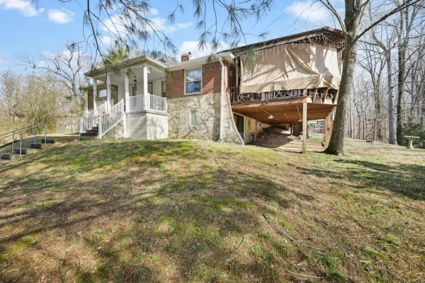 a view of a yard with a house