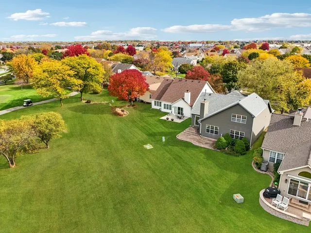 a view of a houses with yard