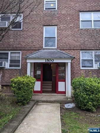 $2,150 | 1500 Terrace Circle, Unit 2, Teaneck, NJ 07666