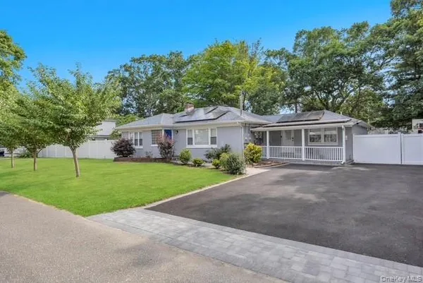 $749,000 | 186 West 4th Street, Deer Park, NY 11729