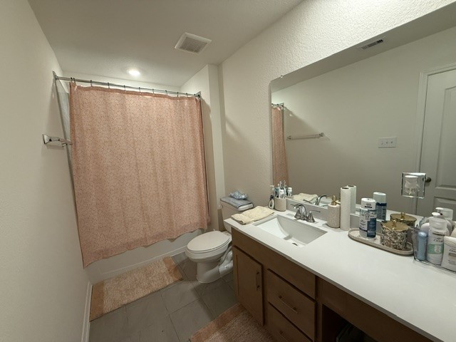 6415 Kentfield Drive Rosharon, TX 77583 - Photo 16 of 21 Full secondary bath with large vanity, oversized mirror, and tub/shower combo