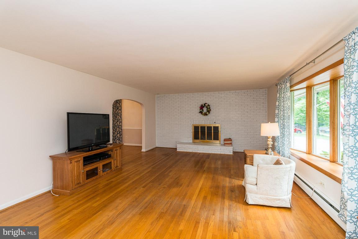11113 Towood Road Kingsville, MD 21087 - Photo 4 of 29 Living Room
