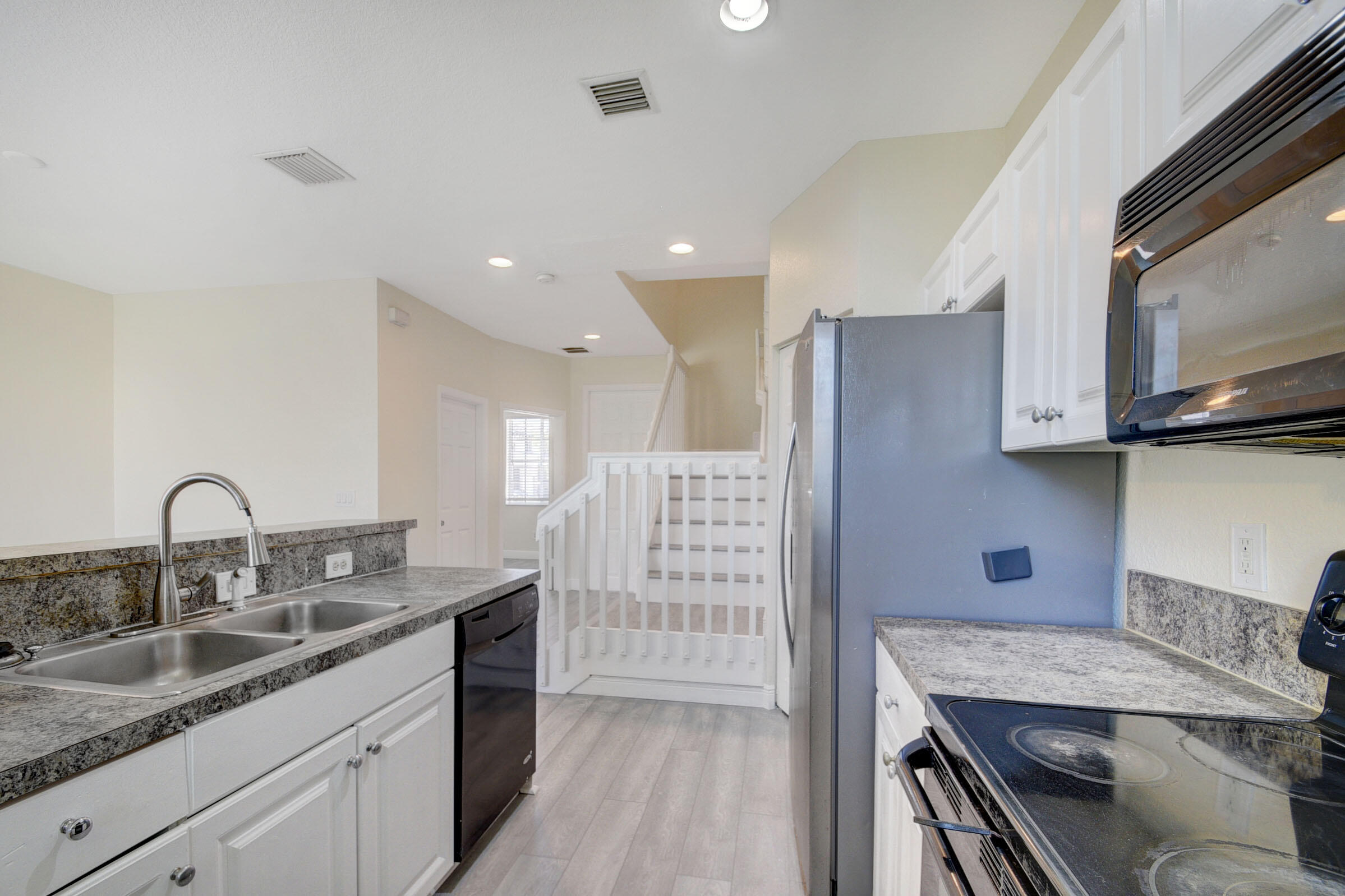 2007 Nassau Drive Riviera Beach, FL 33404 - Photo 11 of 31 11_apartment (11)