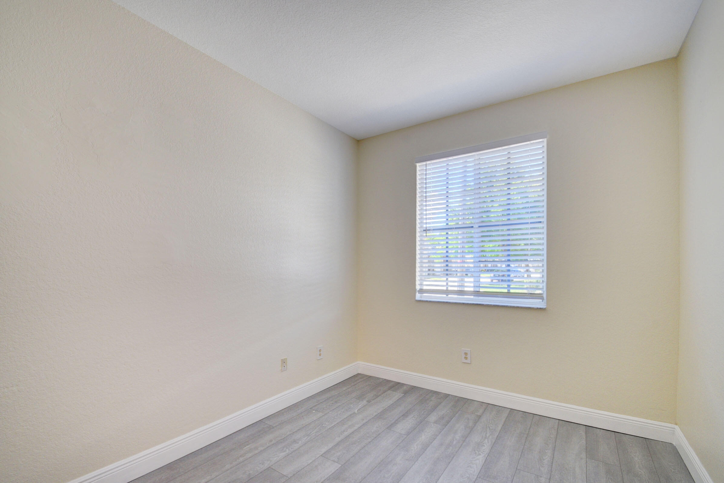 2007 Nassau Drive Riviera Beach, FL 33404 - Photo 13 of 31 13_apartment (13)