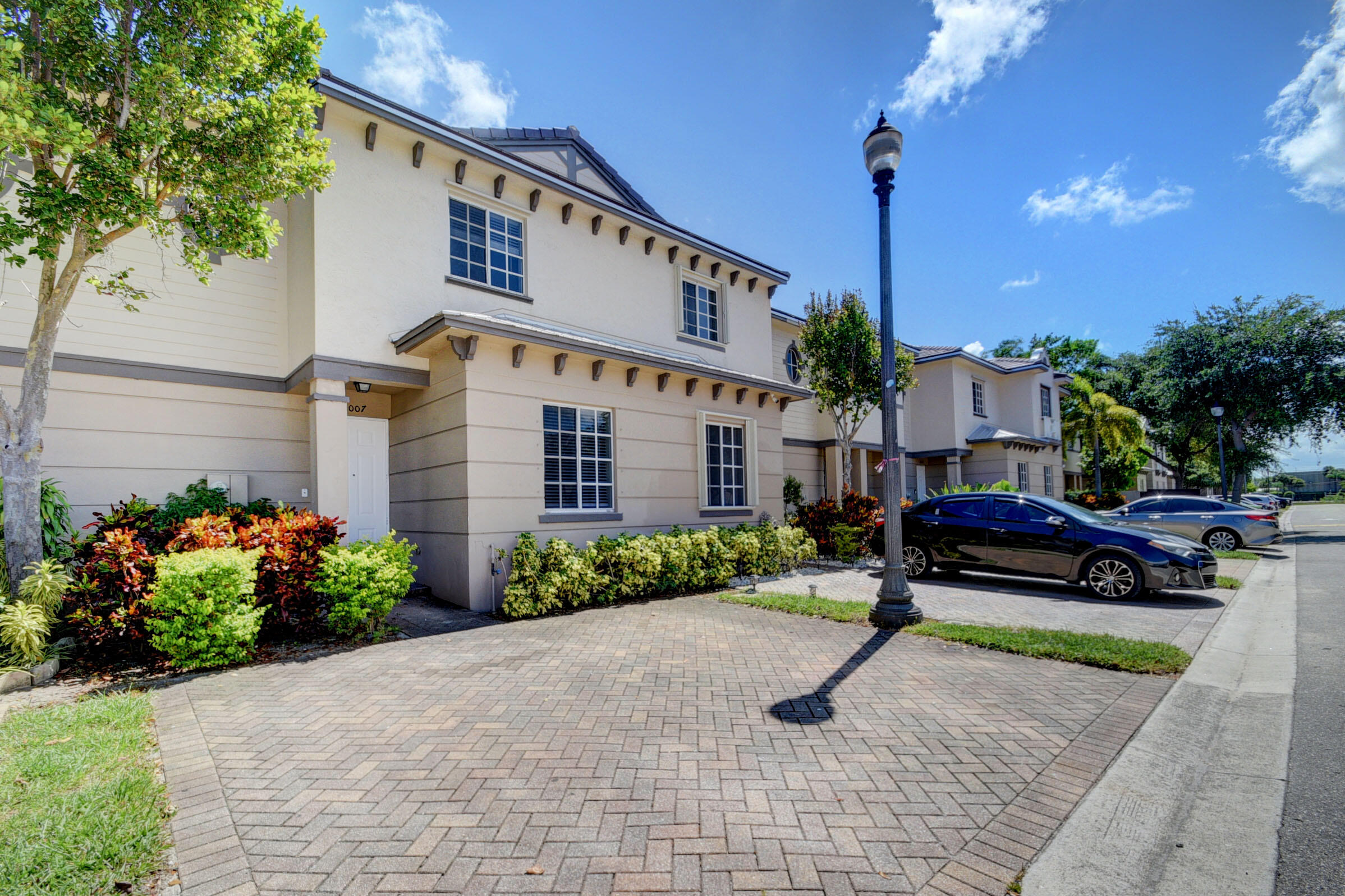 2007 Nassau Drive Riviera Beach, FL 33404 - Photo 3 of 31 03_apartment (3)