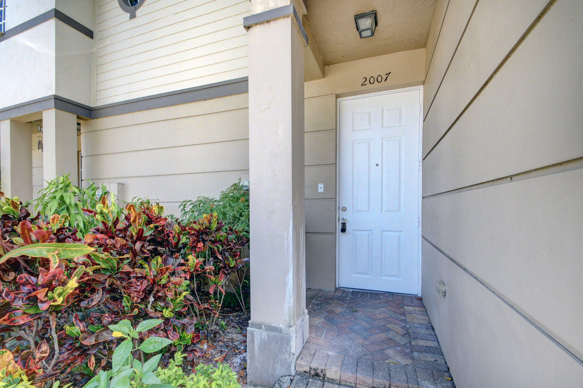 2007 Nassau Drive Riviera Beach, FL 33404 - Photo 4 of 31 04_apartment (4)