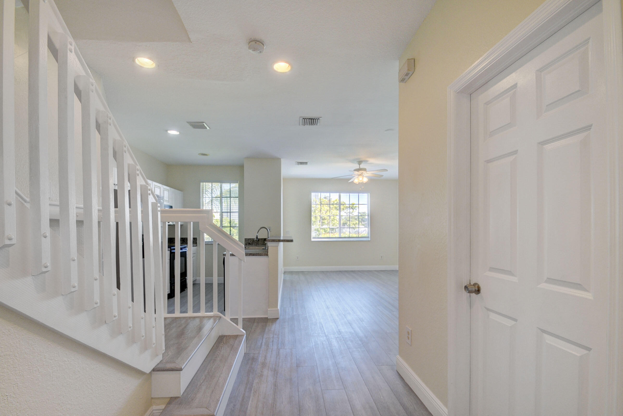 2007 Nassau Drive Riviera Beach, FL 33404 - Photo 5 of 31 05_apartment (5)