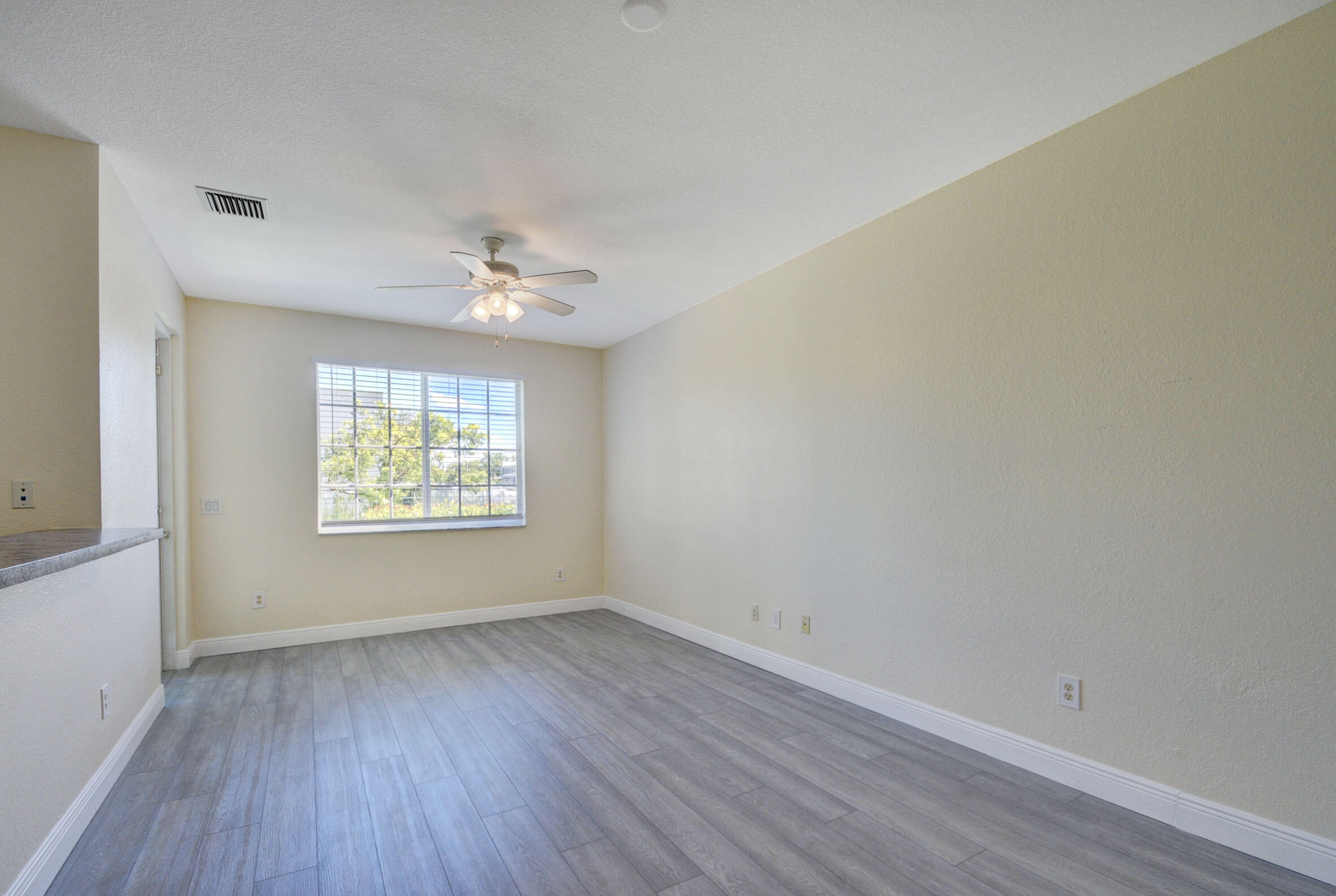 2007 Nassau Drive Riviera Beach, FL 33404 - Photo 6 of 31 06_apartment (6)