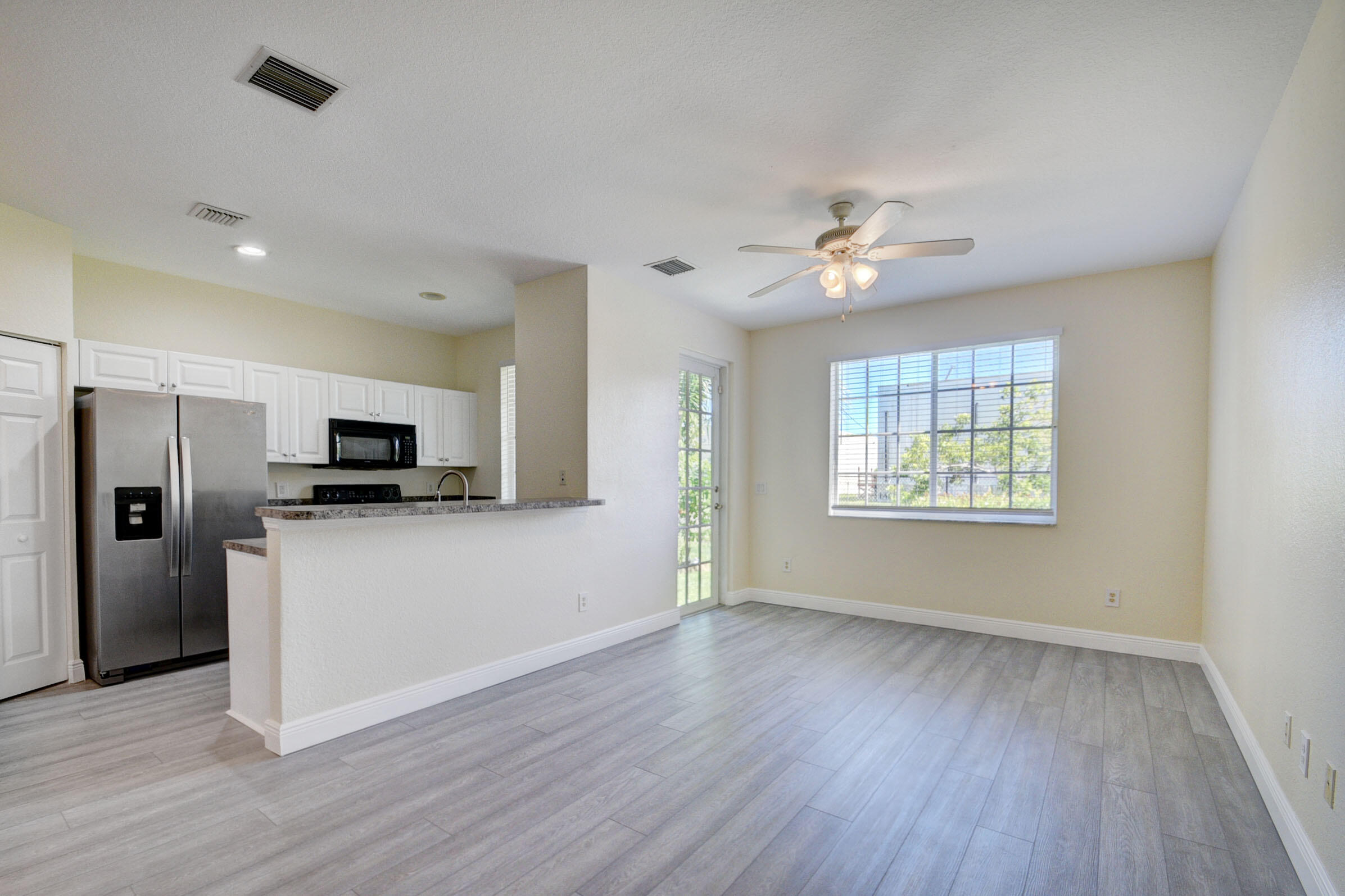 2007 Nassau Drive Riviera Beach, FL 33404 - Photo 7 of 31 07_apartment (7)