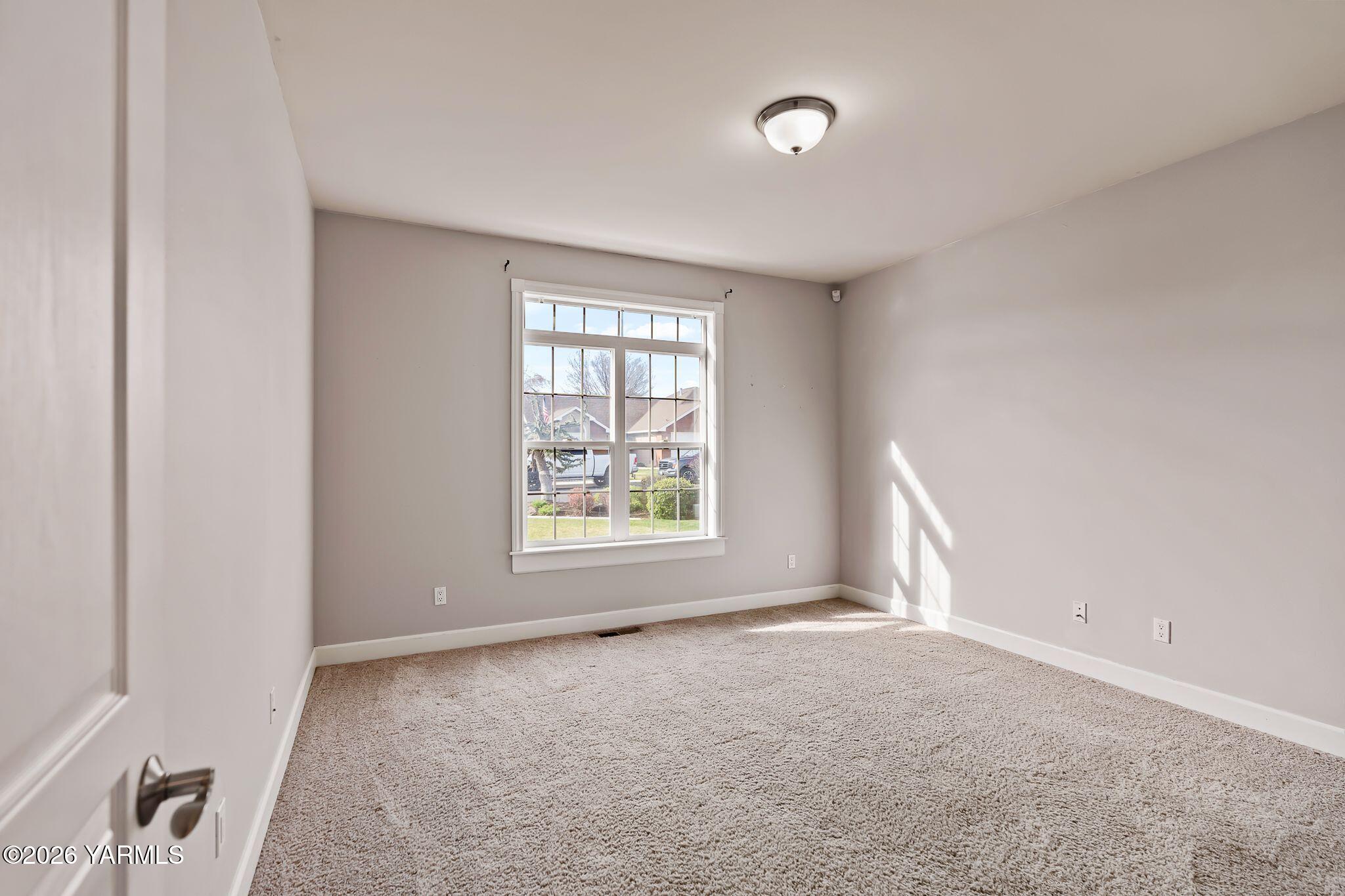 8507 Midvale Road Yakima, WA 98908 - Photo 15 of 24 an empty room with windows