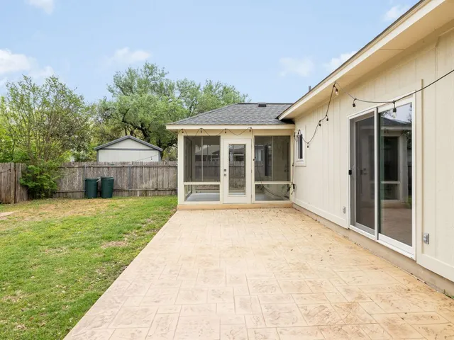 a view of a house with backyard and garden