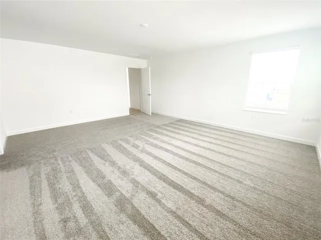 a view of empty room with window