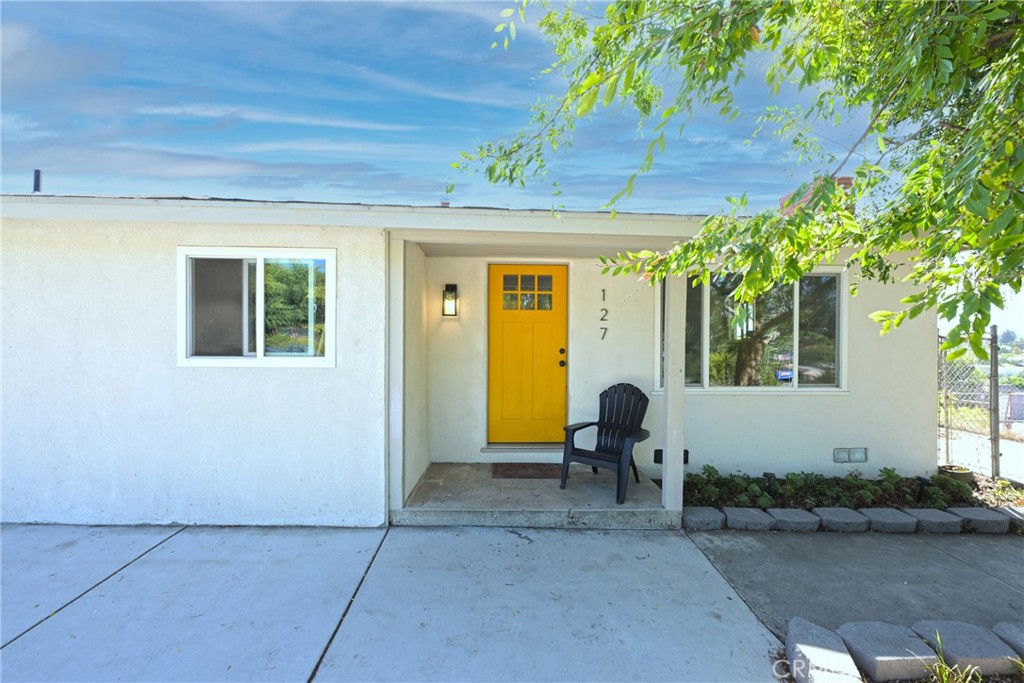 127 East College Street Fallbrook, CA 92028 - Photo 4 of 58 a view of a house with backyard and sitting area