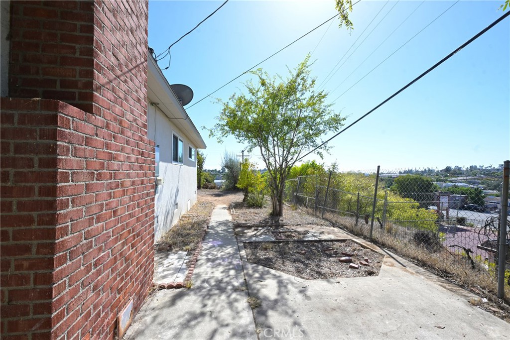 127 East College Street Fallbrook, CA 92028 - Photo 8 of 58 a view of a pathway with a house in the background