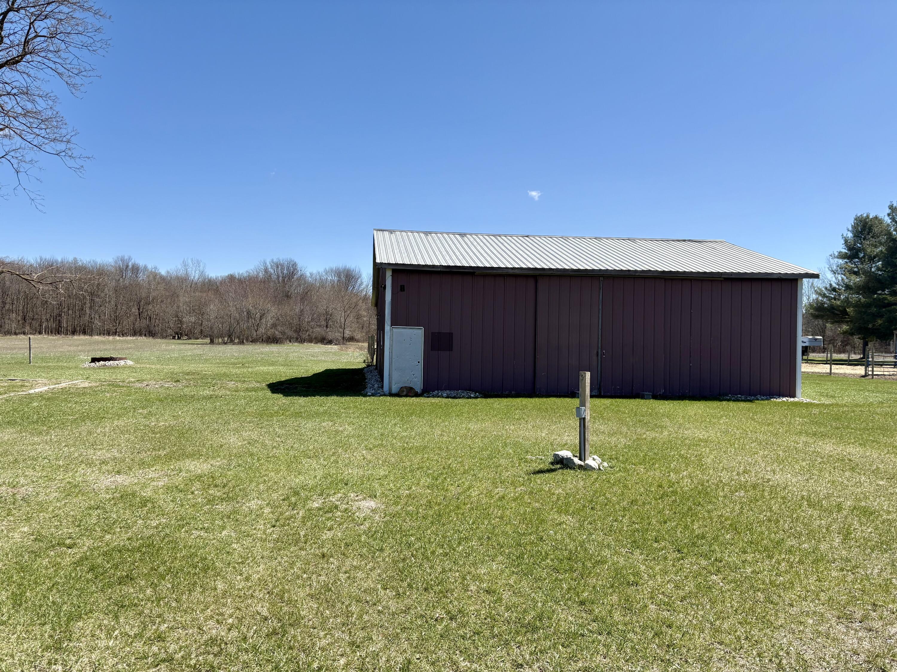 4925 Mt Hope Road South Carson City, MI 48811 - Photo 19 of 23 barn