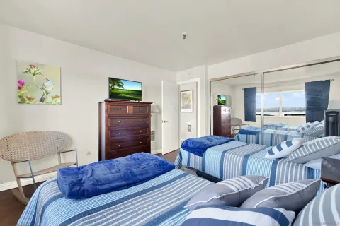 $559,500 | 4015 Crown Point Drive, Unit 102, San Diego, CA 92109