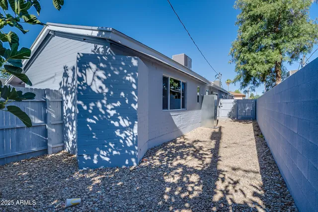 a view of a house with a backyard