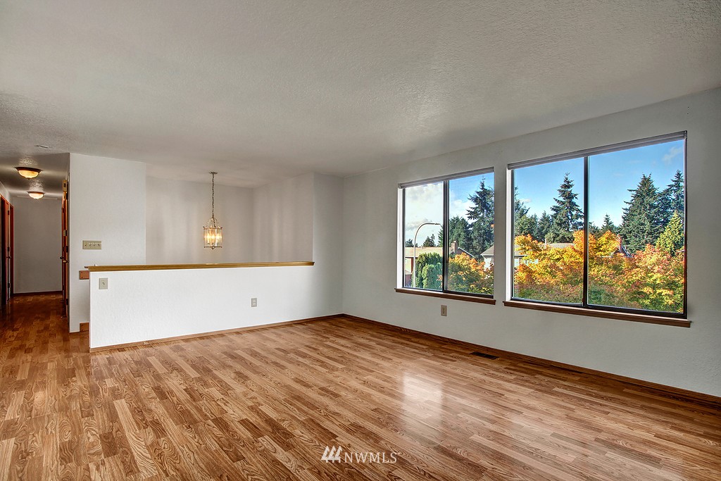 2809 Northeast 23rd Place Renton, WA 98056 - Photo 3 of 19
