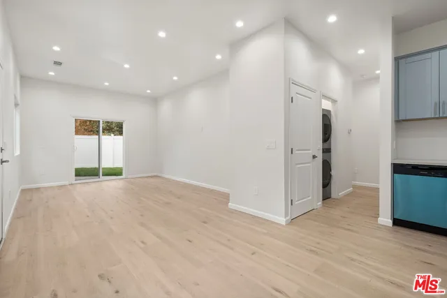 a close up view of a washer and dryer